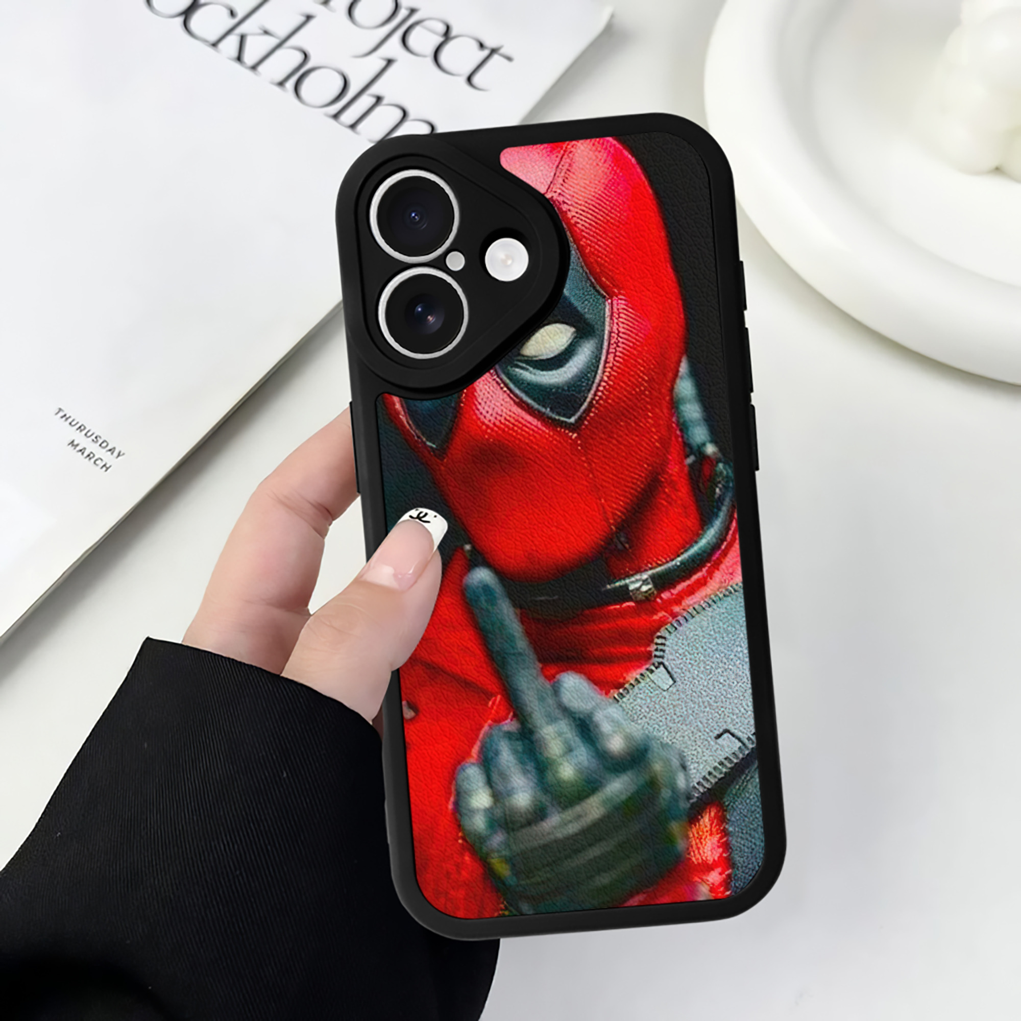 （画像用） Deadpool デッドプール 【iPhone 16シリーズ対応】シリコンスマホケース（レザー調） 材質：シリコン